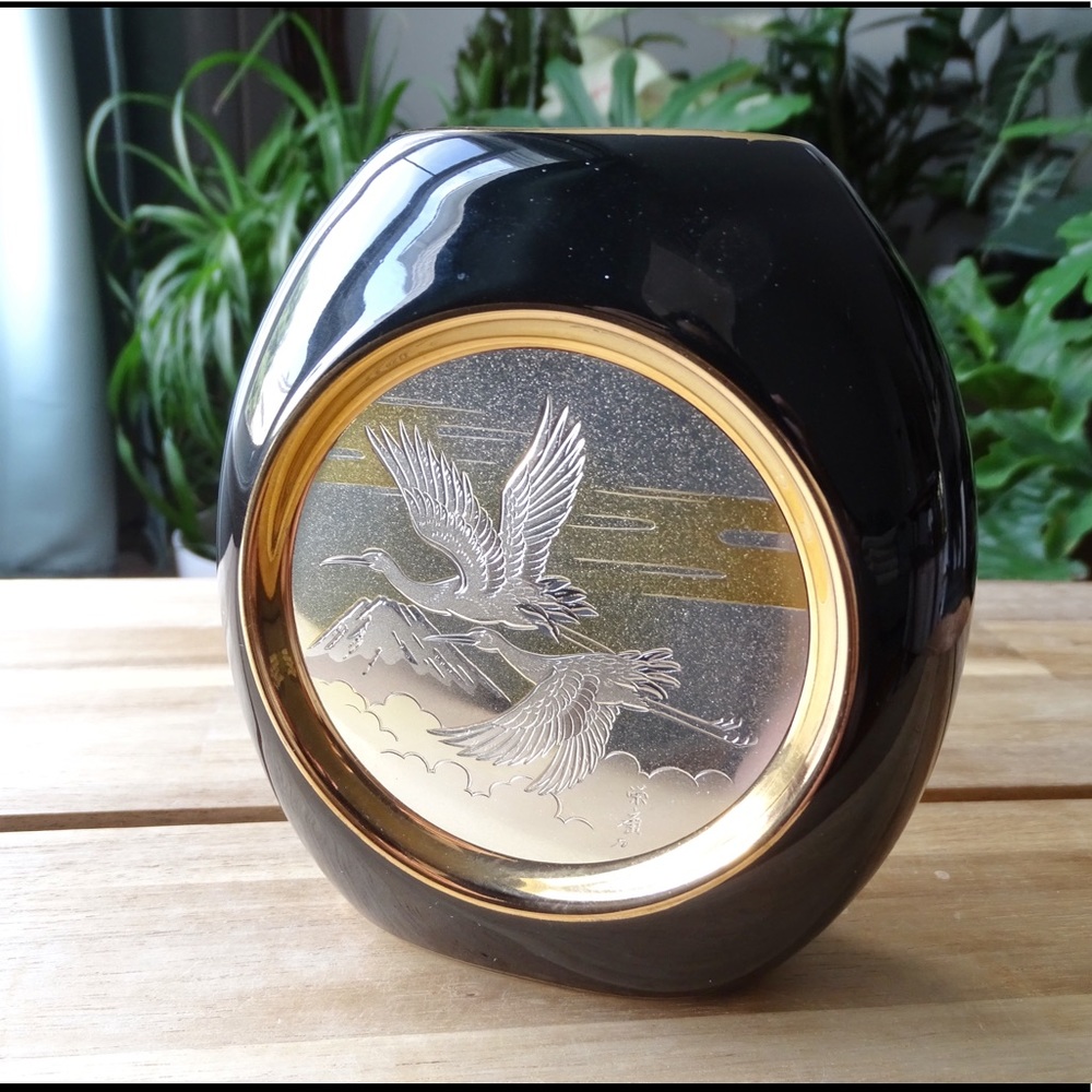 Japanese Vase with Engraved Cranes: Art of Chokin